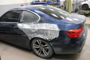 Вирівнювання та фарбування заднього крила BMW 318 — Ракурс №1