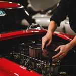 механік встановлює автомобільний повітряний фільтр
